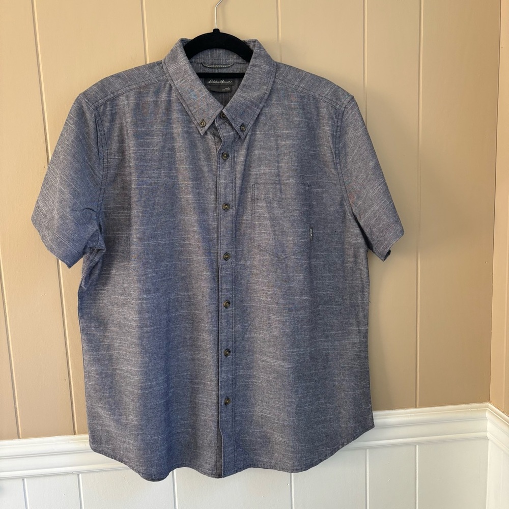 Eddie Bauer Men's Short Sleeve Gray Classic Button Down Shirt. Size Large.
